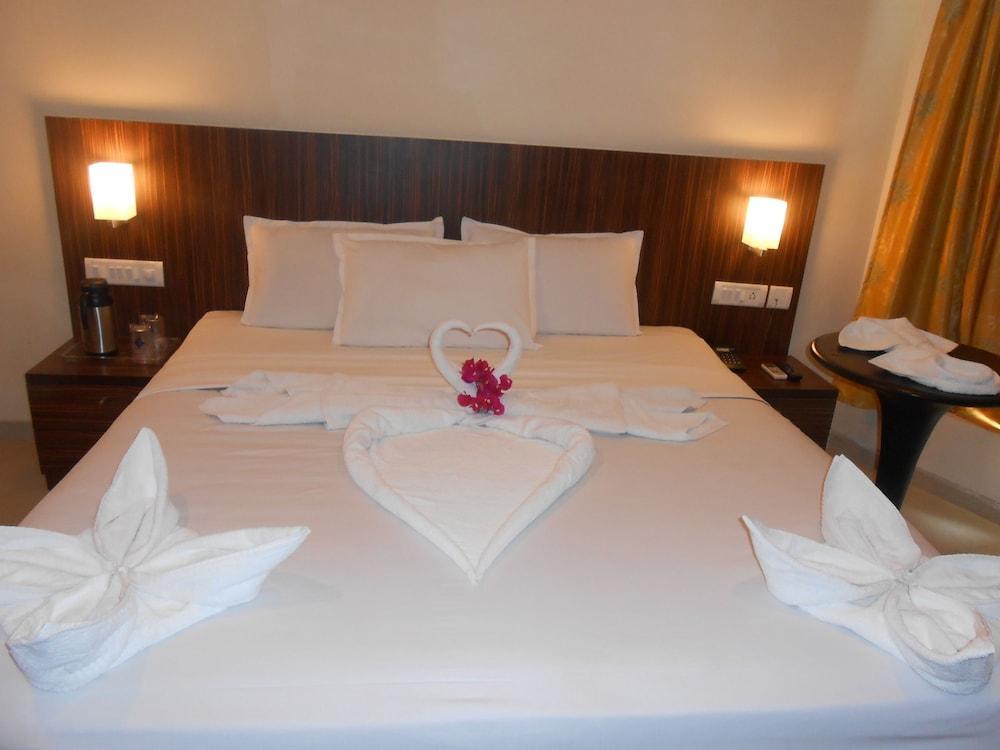Jade Beach Resort Tirupporur Exterior photo